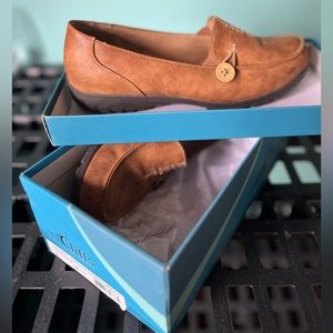 Women's size 9 Cliffs by White Mountain cognac sueded flats